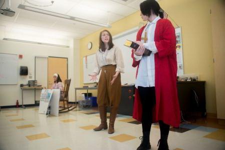两个学生在教室里穿着戏服表演小品.