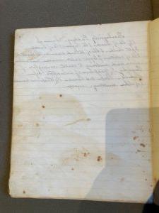 感恩节布丁的食谱手稿，被认为是安妮L. 页面的上半部分包含配方, 而锅底则沾满了很久以前烹饪时的飞溅物. 