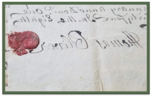 一份手写文件的细节，在左边显示一个名字和一个红色, 蜡封，右边有指纹.
