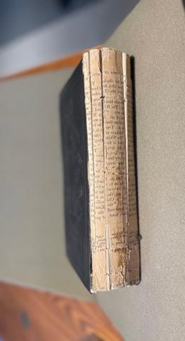 书的书脊上覆盖着裂痕的纸，上面印着英文文字.