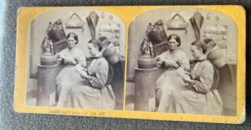 彩色图像显示两个相同的黑白幻灯片. 两个女人坐着读信. 一个茶壶放在一张小桌子上，还有各种各样的东西，包括一把伞, 袋, 墙上挂着一个装满信的容器.