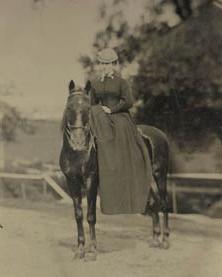 玛丽安·胡珀·亚当斯在贝弗利农场的马背上