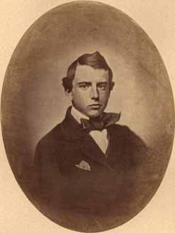 亨利·亚当斯(1838-1918)摄于1858年.