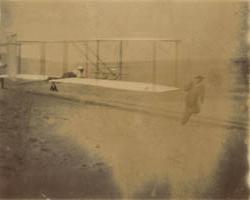 丹·塔特和莱特兄弟放飞莱特滑翔机，北卡罗来纳州外滩，1903年 照片graph