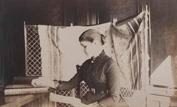 格蕾丝·迈诺特在亨利·亚当斯在贝弗利农场的书房里拍照
