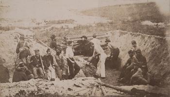 马萨诸塞志愿军第54步兵团的成员和纽约第一工兵在围攻瓦格纳堡, 莫里斯岛, S.C. 照片