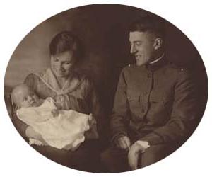 这张照片描绘的是莱弗里特·索尔顿斯托尔(1892-1979), Alice wesselhot Saltonstall (1893-1981), 和小莱弗里特·索尔顿斯托尔. (1917-1966)