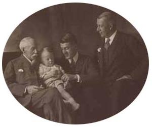 这张照片描绘了, 从左到右, 莱弗里特·索尔顿斯托尔(1855-1863), 理查德·米德尔科特·索尔顿斯托尔(1859-1922), 莱弗里特·索尔顿斯托尔(1917-1966), 彼得·查登·布鲁克斯(1831-1920)