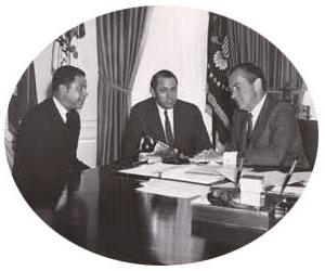 这张照片描绘了, 从左到右, 理查德•尼克松(Richard Nixon), 威廉·劳伦斯·索尔顿斯托(1927-2009)和爱德华·布鲁克斯