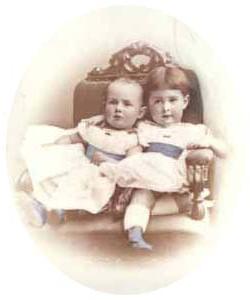 这张由约翰·亚当斯·惠普尔拍摄的手工着色的乳白色照片描绘了埃莉诺·布鲁克斯·索尔顿斯托尔(1867-1961)和她的兄弟劳伦斯·布鲁克斯
