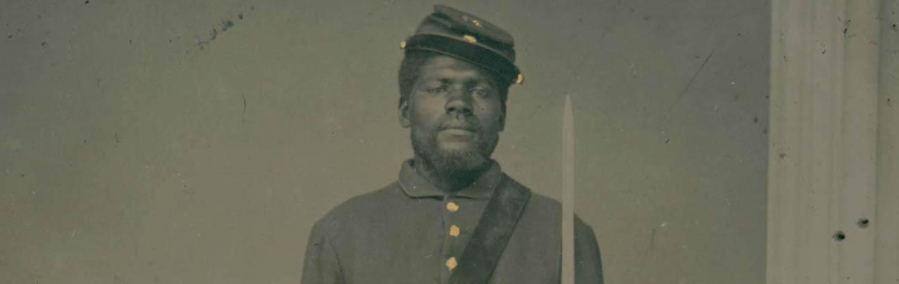 黑白照片的黑人士兵站在立正持剑旁边的一列