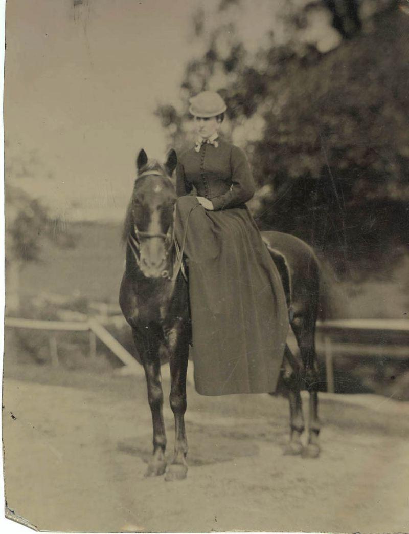 Tintype Adams, Marian Hooper(1843-1885)骑在马背上，贝弗利农场. 1869