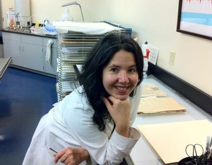 乌娜·博查德倚在保护实验室的光台上的照片